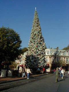Christmas tree in main plaza<br>Location: <a href="https://www.google.com/maps/search/?api=1&query=33.81029,-117.91924" target="_new">Disneyland</a>